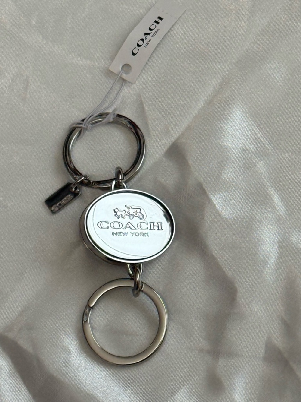 NWT- Silver-tone Oval Toggle Keychain - Picture 6 of 8